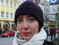 <b>Tina Lizius</b>: Tracey trug damals rote Kleidung und ein goldenes <b>...</b> - z06